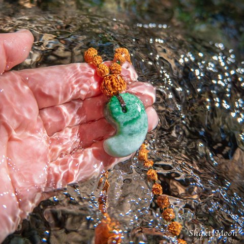 【濃深緑！三種の神器・勾玉！成功と繁栄のお守り！ミャンマー産高品質翡翠17】高品質ルドラクシャマーラーペンダント（菩提樹の実）第４・７チャクラ対応