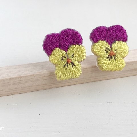 ビオラ刺繍ピアス【v】