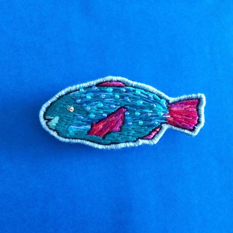 魚の刺繍ブローチ