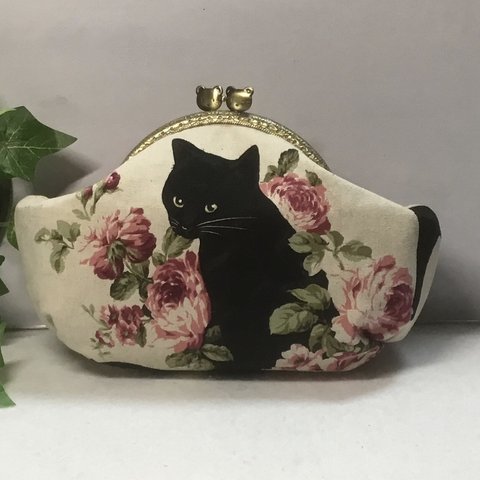 受注製作・12.5㎝可愛いねこちゃんの口金・黒猫と薔薇・生成り・プックリがま口ポーチ・手作りチャームプレゼント！