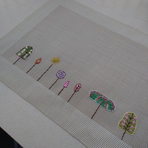 北欧風 森の手刺繍ランチョンマット