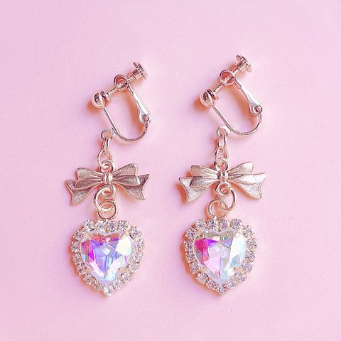 ピアスに変更可♡可愛い量産型イヤリング♡ハート　ホワイト　虹色　キラキラ　ゴールド　アクセサリー　ゆめかわいい　ガーリー　ネジバネ式　フック　ロリータ　ロリィタ　推しカラー　フレンチガーリー　