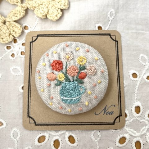 まるい花＊オレンジ　刺繍ブローチ