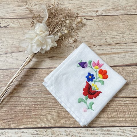 可愛いバラと小さな花の刺繍ハンカチ ハンガリー刺繍