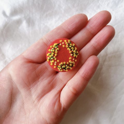 刺繍くるみボタン❁ミモザリース(赤地)❁