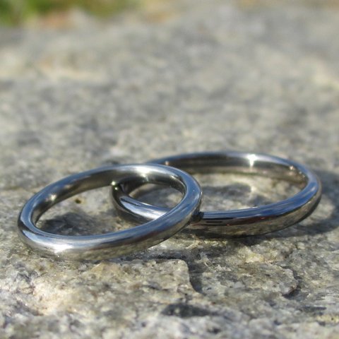 【金属アレルギー対応】 白い指輪ハフニウムと黒い指輪タンタルのペアリング