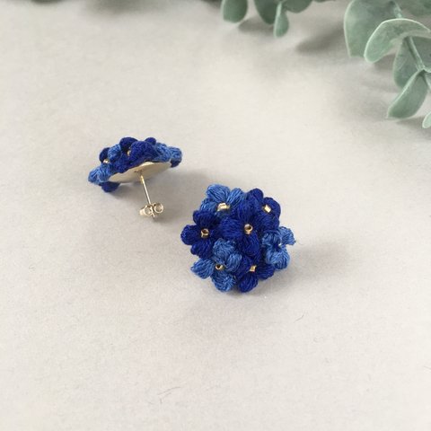 刺繍糸で編んだ小花のピアス