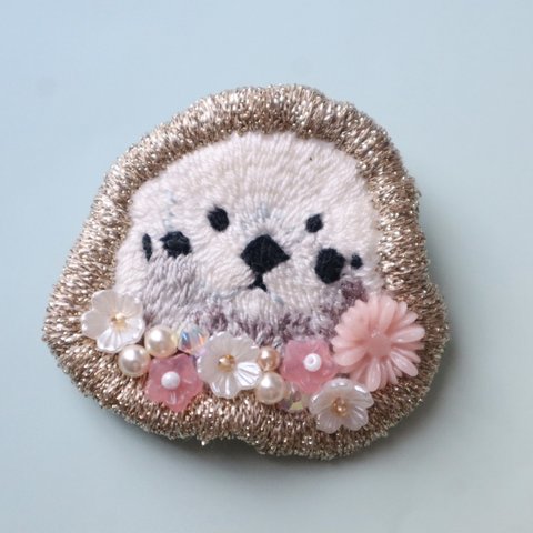 ラッコの刺繍ブローチ