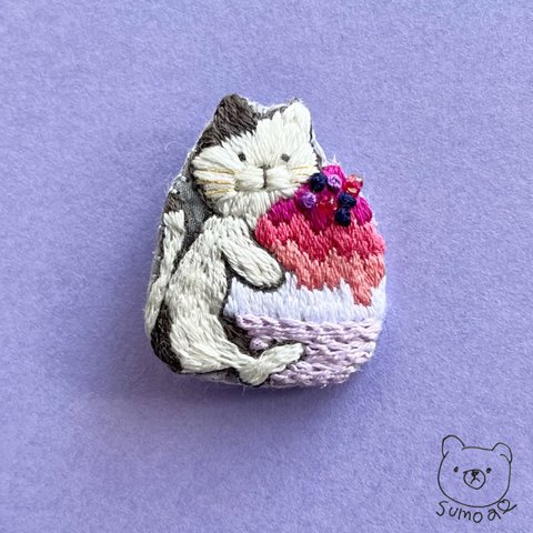 かき氷猫＊刺繍ブローチ(ミックスベリー)