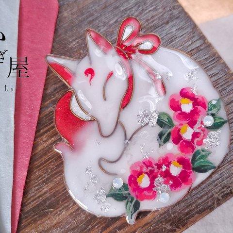 紅椿と雪のお狐様ブローチ（brooch of fox〜beauty hidden in the snow〜 ）