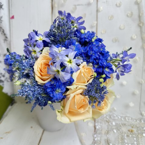 ４月２６日２７日出荷限定です‼️ハッピーブルーブーケ🩵　客注品を出荷後の綺麗な生花ヲを束ねた花束です。スプレーデルフィニウム、ブルーのアスチルベ、ギガンジウム、バラが入った豪華な花束です。