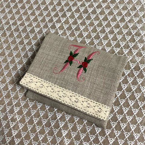 イニシャル刺繍ポケットティッシュケース