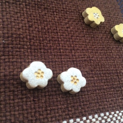 梅のお花　和菓子風 ピアス(イヤリング)ぎん色　陶器