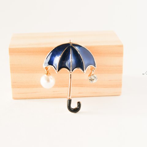 『ロマンチックな雨の日〜青い傘のブローチ』