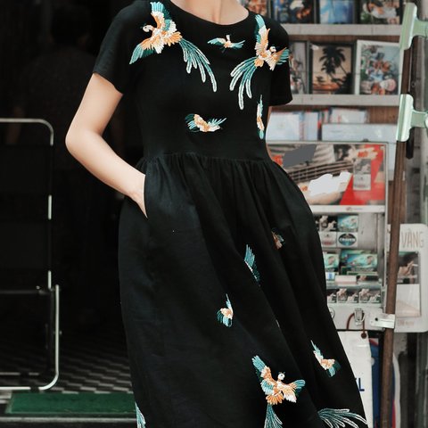 Birds short sleeves black dress。黒い。リネンワンピース