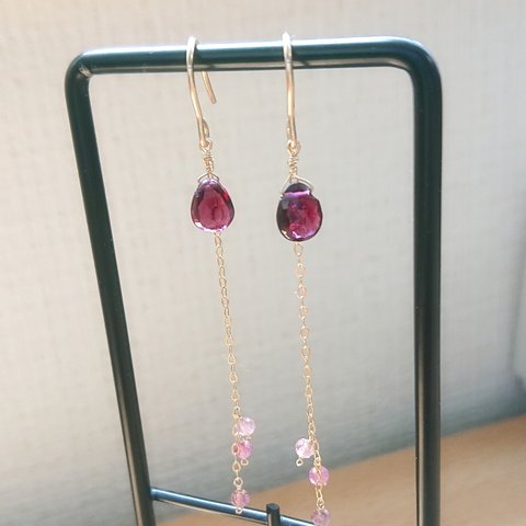 ロードライトガーネットのロングピアス  Cassis