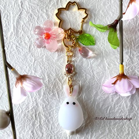 うさぎちゃんと一緒🐰お花見キーホルダー🌸　レジン　桜　サクラ　春　動物　アニマル　モチーフ　チャーム　ゴールド　コットンパール　しっぽ　尻尾　プレゼント　ギフト