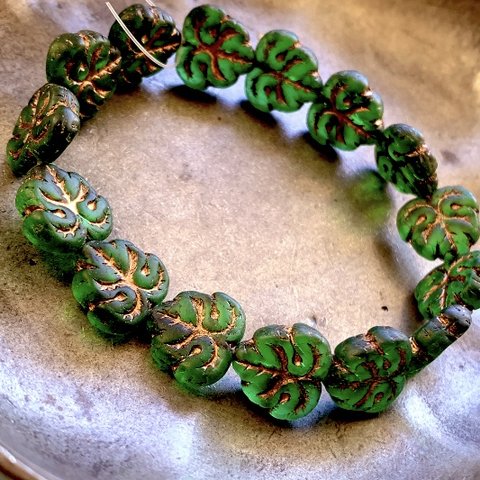 【1連15コセット】JIRI＊IVANA#czech beads#チェコビーズ　leaf   13✖️12㍉ matte green/copper