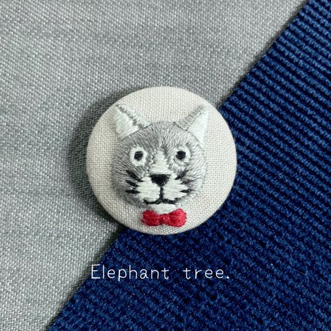 灰色猫の刺繍【蝶ネクタイ】(ヘアゴム/ブローチ)27mm