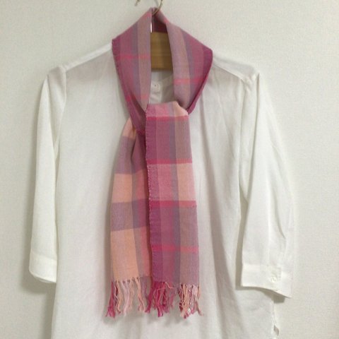 手織りのピンクのマフラー
