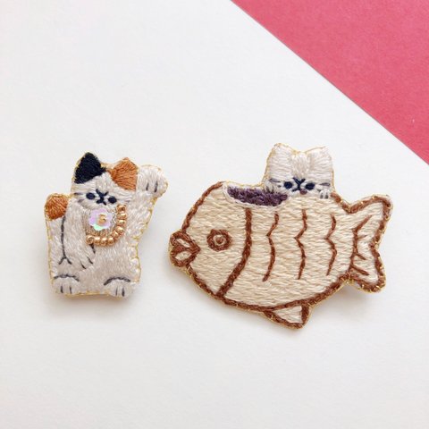 【特集掲載】たい焼きを食べる猫と招き猫(左手)の刺繍ブローチセット