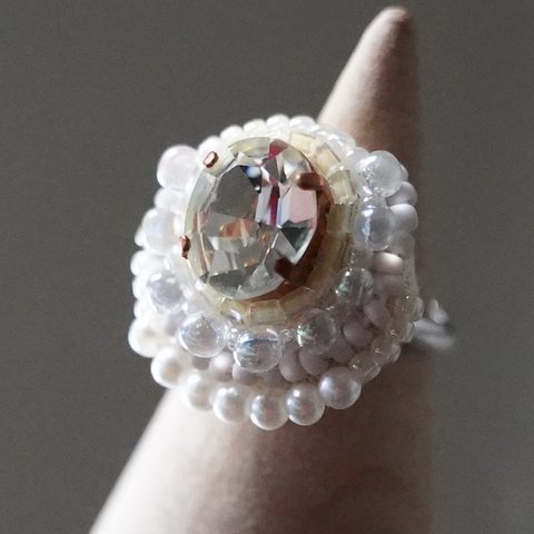 おしゃべりな指輪95 フリーサイズ　ビーズ刺繍のリング　ホワイト　クリア