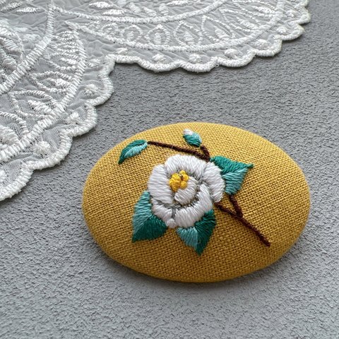 刺繍ブローチ　白椿　くるみボタン　冬　花　お正月　シンプル　和風