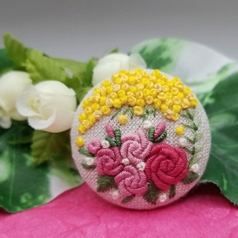 【受注製作】刺繍くるみボタンブローチ・ヘアゴム《ピンク薔薇とミモザ》手刺繍