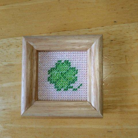 ビーズ刺繍　ミニフレーム🍀四葉のクローバー🍀