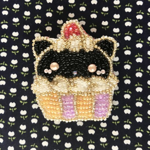 ビーズ刺繍☆ねこさんカップケーキ