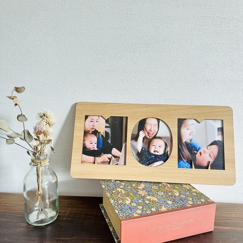 木製フォトスタンド “MOM”  写真立て Photo Stand Album インテリア お母さん ママ プレゼント 記念日 誕生日