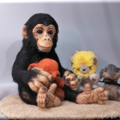 羊毛フェルト　猿　ぬいぐるみ大好きチンパンジー　動物フィギュア