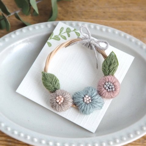 ウール刺繍のお花とラタンのリースのブローチ＊スモーキーカラー