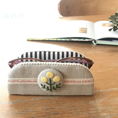 北欧風　黄色い花　ボタニカル刺繍　メガネスタンドで　心地よいお部屋に。　