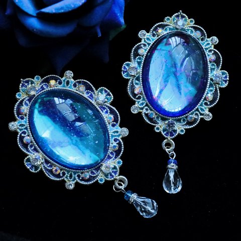 【冬銀河の魔法石ブローチ】見る角度で色が変わる不思議な青い宝石の大きめブローチ