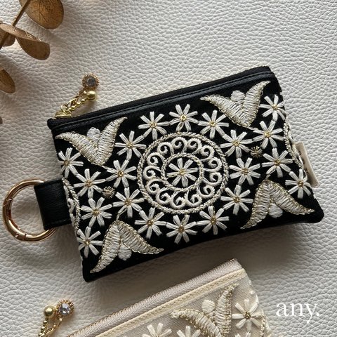 new✨インド刺繍リボンポーチwhiteflower🤍black カードケース💳 フェイクレザー カラビナポーチ　贈り物♡ご自分へのご褒美に♡ 新生活　