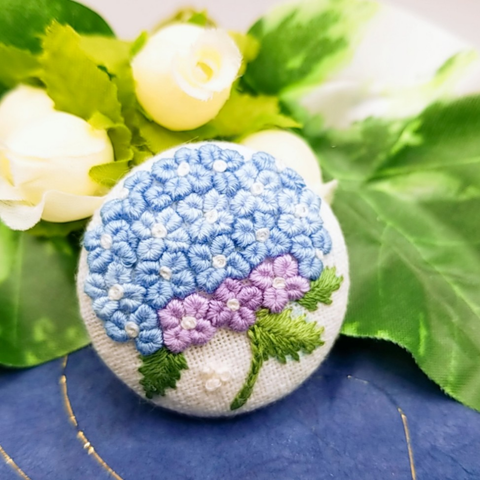 刺繍くるみボタンブローチ・ヘアゴム《一輪紫陽花Bu》青アジサイ 手刺繍  晴れやかブルー