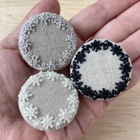 つぶつぶ刺繍のブローチ　花刺繍