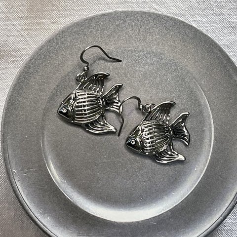 436.メタル熱帯魚のシンプルピアス