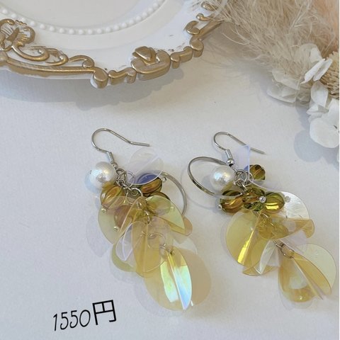 新作🌟yellowスパンコールピアス✴︎