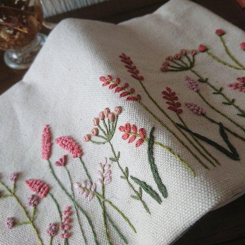 コーラルレッドの花刺繡の文庫本サイズのブックカバー8号帆布