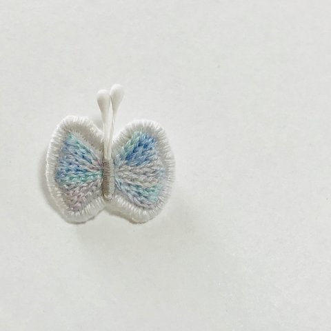 蝶々の刺繍ブローチ