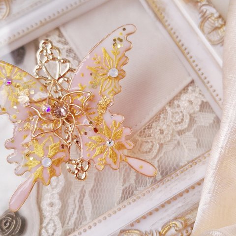 ストロベリーミルクと雪の蝶ブローチ（brooch of  butterfly〜milky pink〜）