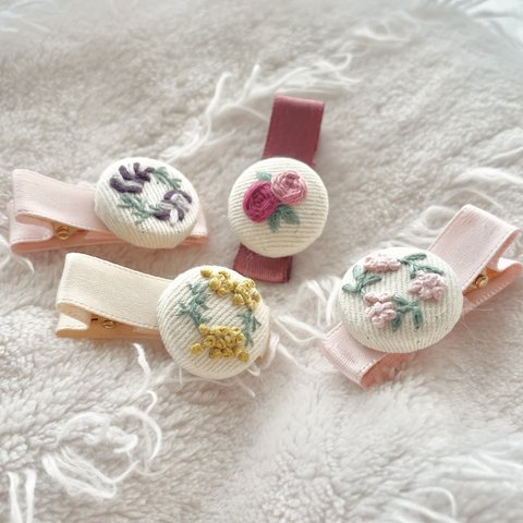 送料無料✨ 【刺繍】お花のベビーヘアクリップ💐　くるみボタン　ヘアピン　アクセサリー　ベビー　キッズ　子ども　こども　子供　赤ちゃん　ドール　犬　ペット