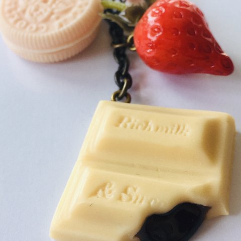 とろけるホワイトチョコといちごのバッグチャーム