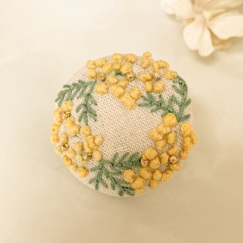 ミモザ刺繍ブローチ　手刺繍