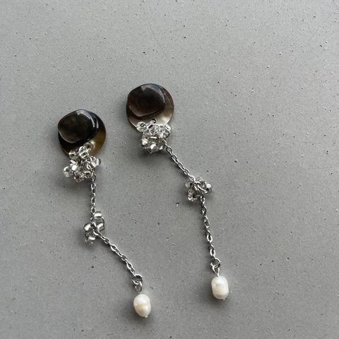 e’che originals black shell clear beads swing earring