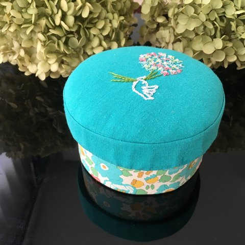 手刺繍付き円形box　『エメラルドグリーン』