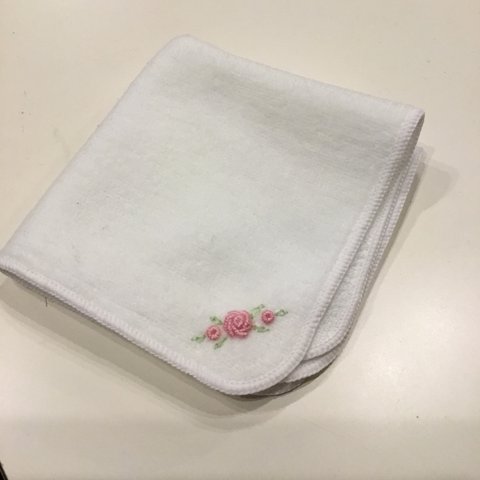 ピンクBローズ刺繍入り タオルハンカチ20×20