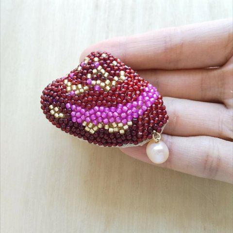 貝のビーズ刺繍ブローチ(ワイン)